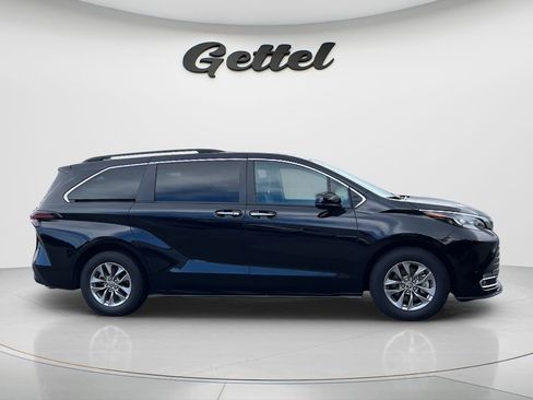 Used 2024 Toyota Sienna XLE FWD image 3