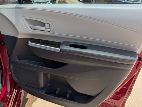 Used 2023 Toyota Sienna LE FWD image 33