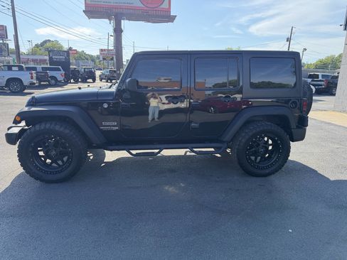 Used 2018 Jeep Wrangler Unlimited Sport S AWD/4WD image 3
