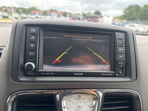 Used 2013 Chrysler Town & Country Touring FWD image 32