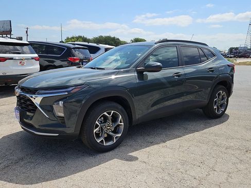 Used 2025 Chevrolet Trax LT w/ LT Convenience Package FWD image 5