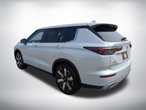 New 2025 Mitsubishi Outlander SE image 5