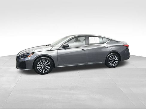 Used 2025 Nissan Altima 2.5 SV FWD image 2