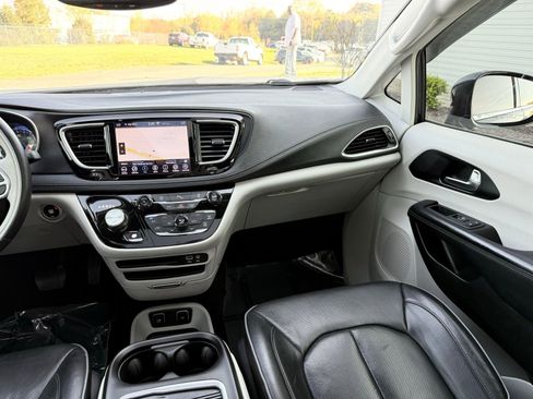 Used 2020 Chrysler Pacifica Limited image 34