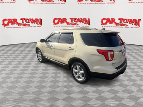 Used 2018 Ford Explorer XLT image 6