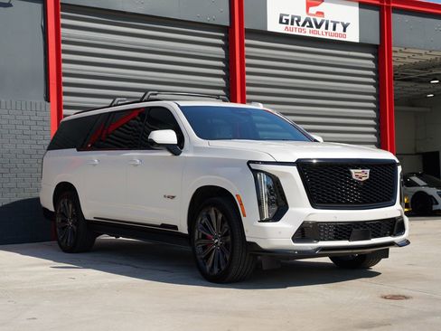 Used 2025 Cadillac Escalade ESV V AWD/4WD image 3