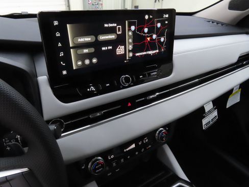 New 2025 Mitsubishi Outlander SE image 16