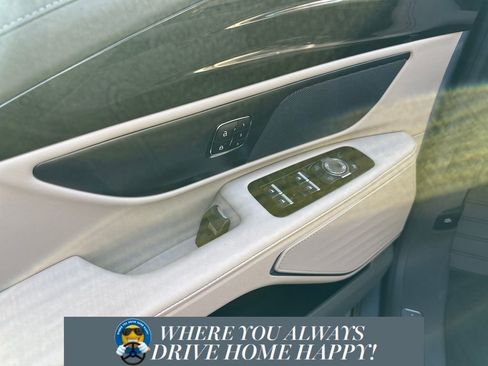 New 2025 Lincoln Nautilus Premier image 8