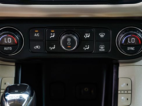 Used 2018 GMC Acadia Denali w/ Technology Package FWD image 40