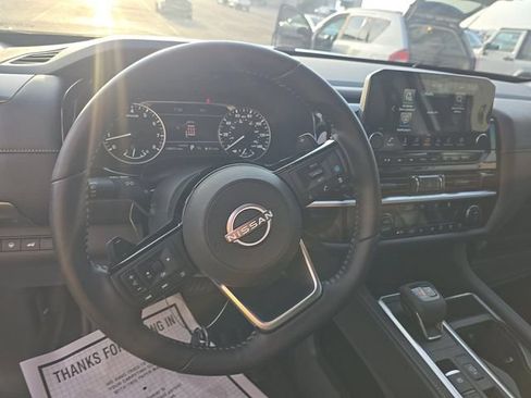 Certified 2025 Nissan Pathfinder SL FWD image 5
