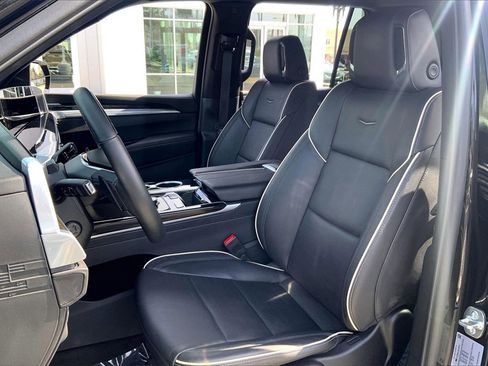 Used 2025 Cadillac Escalade Premium Luxury image 10