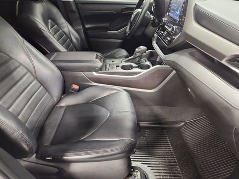 Used 2022 Toyota Highlander L FWD image 26