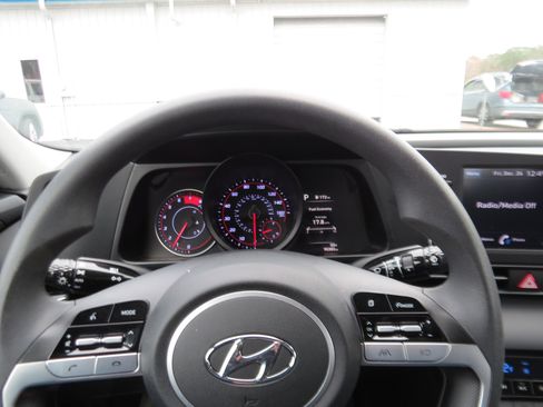 Used 2021 Hyundai Elantra SEL image 16