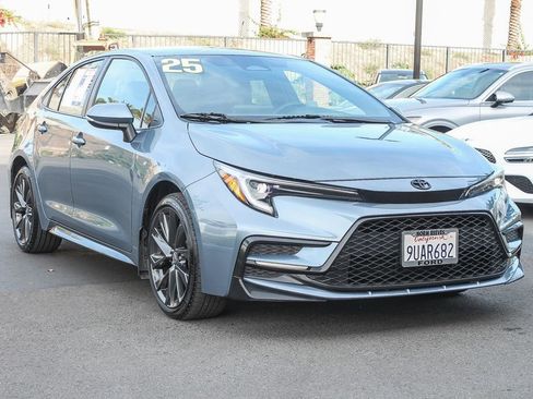 Used 2025 Toyota Corolla SE image 3