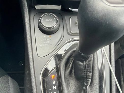 Used 2019 Jeep Cherokee Limited AWD/4WD image 7