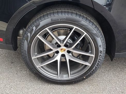 Used 2025 Porsche Macan image 13