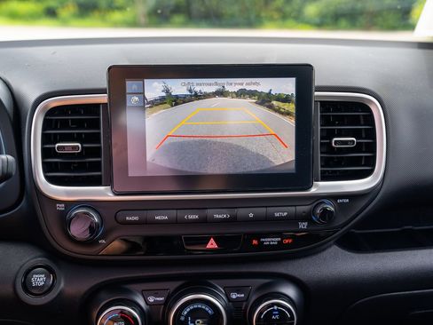 Used 2024 Hyundai Venue SEL FWD image 29