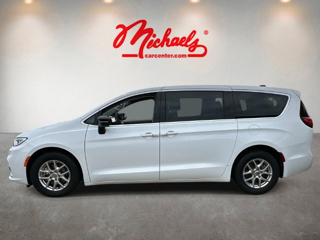 Used 2024 Chrysler Pacifica Touring-L FWD image 5