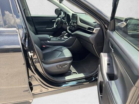 Used 2020 Toyota Highlander XLE FWD image 22