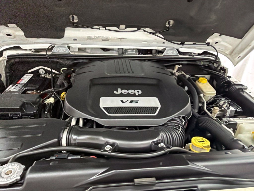 Used 2015 Jeep Wrangler Unlimited Sahara w/ Connectivity Group AWD/4WD image 31
