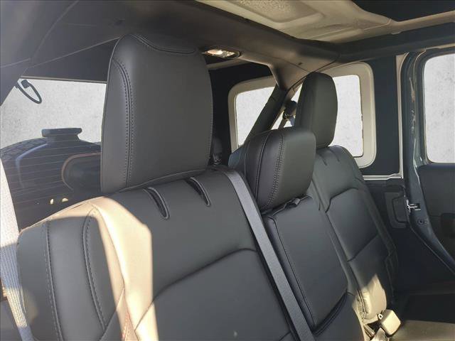 Used 2025 Jeep Wrangler Unlimited Rubicon AWD/4WD image 18