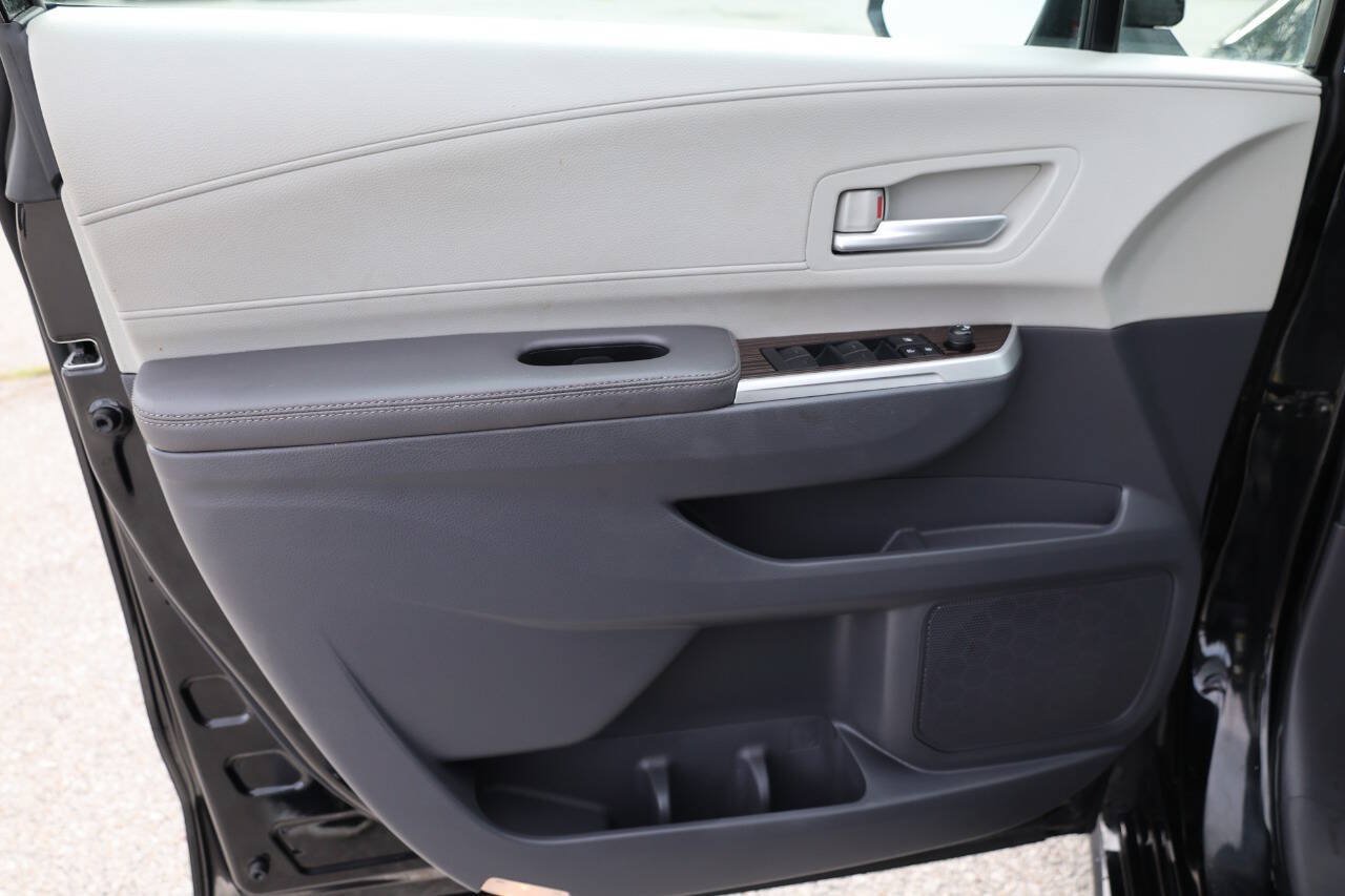 Used 2023 Toyota Sienna XLE FWD image 12