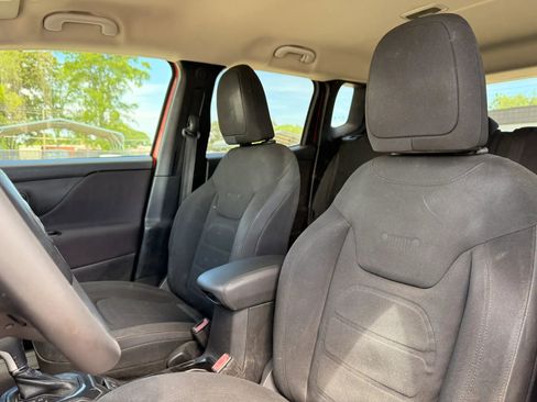 Used 2017 Jeep Renegade Altitude FWD image 12