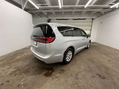 Used 2024 Chrysler Pacifica Touring-L image 6