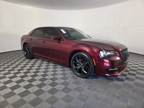 Used 2023 Chrysler 300 Touring L w/ Comfort Group RWD image 2