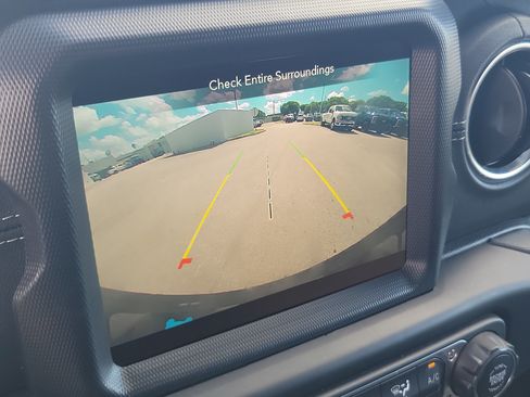Used 2022 Jeep Wrangler Unlimited Sahara w/ Safety Group AWD/4WD image 9