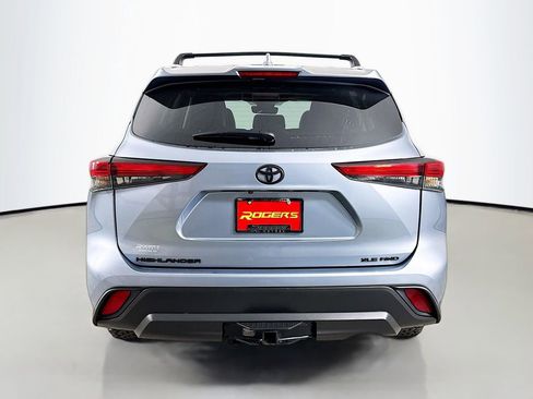 Used 2022 Toyota Highlander XLE AWD/4WD image 7