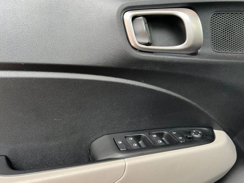 Certified 2025 Hyundai Venue SEL image 12