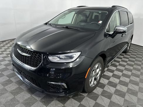 Used 2023 Chrysler Pacifica Limited FWD image 4