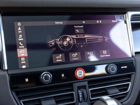 Certified 2026 Porsche Macan AWD/4WD image 35