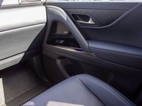 Used 2024 Lexus LX 600 4WD w/ Luxury Package image 20