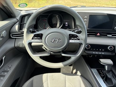 Used 2022 Hyundai Elantra SEL FWD image 13