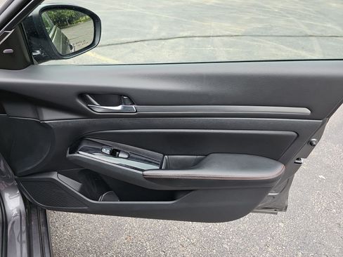 Used 2024 Nissan Altima 2.5 SR FWD image 14