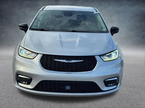 Used 2024 Chrysler Pacifica Touring-L image 10