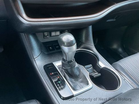 Used 2017 Toyota Highlander Plus image 25