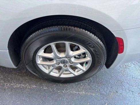 Used 2024 Chrysler Voyager LX image 16