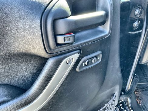 Used 2016 Jeep Wrangler Sahara w/ Connectivity Group AWD/4WD image 15