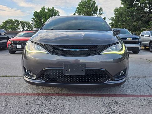 Used 2020 Chrysler Pacifica Touring-L w/ S Appearance Package FWD image 2