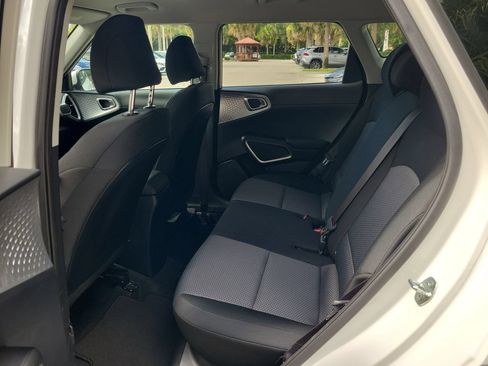 Used 2025 Kia Soul LX w/ LX Technology Package FWD image 9