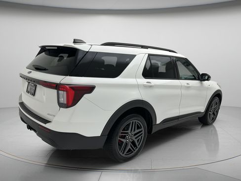 Used 2025 Ford Explorer ST-Line w/ ST-Line Street Pack AWD/4WD image 6