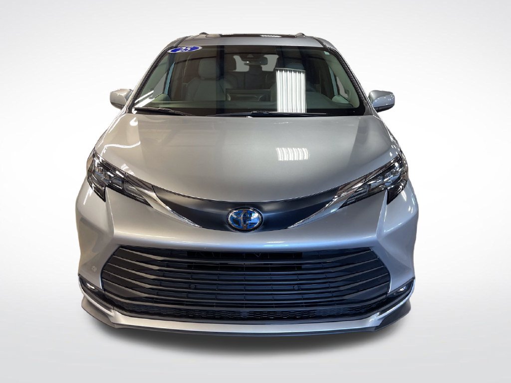 Used 2025 Toyota Sienna XLE w/ XLE Plus Package AWD/4WD image 8