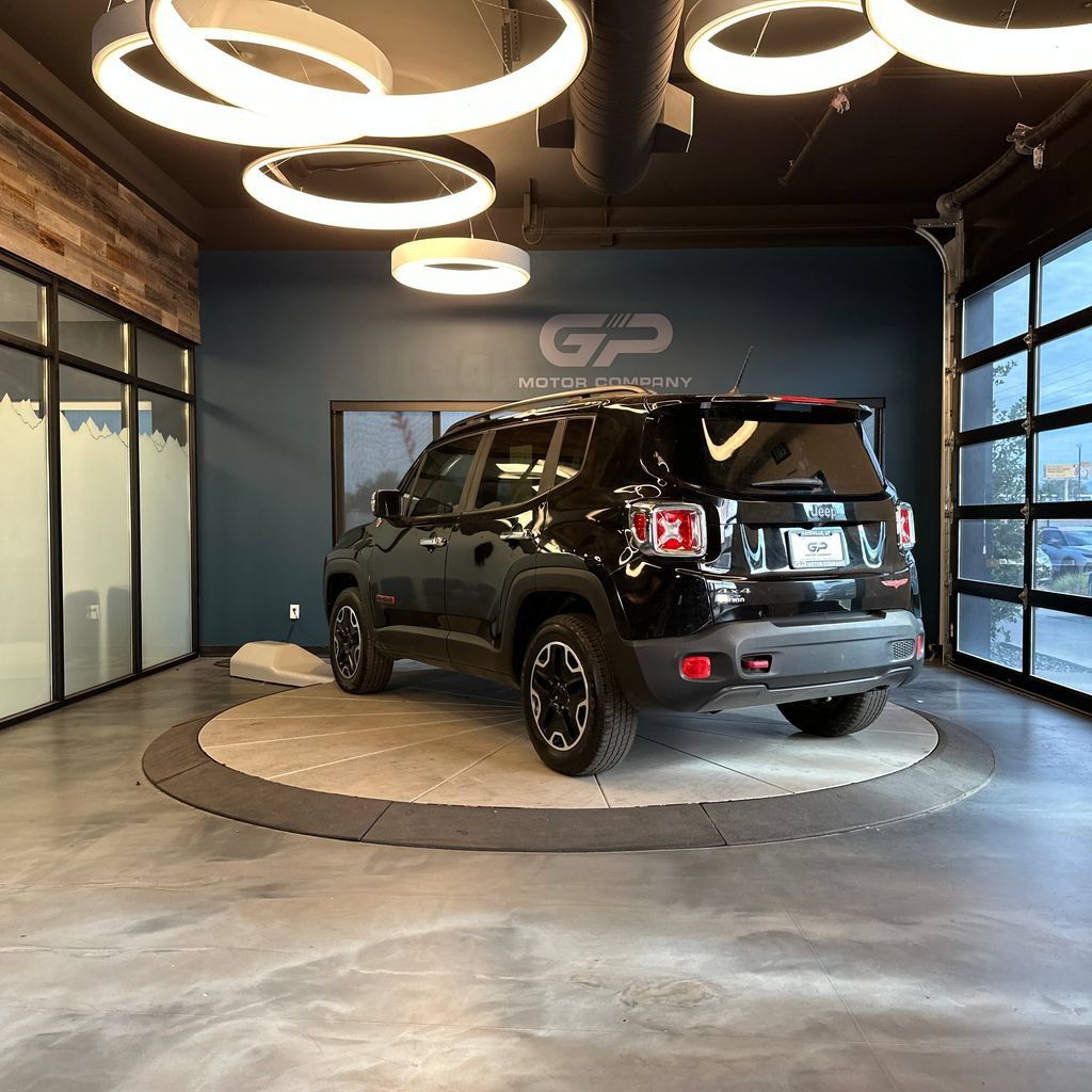 Used 2017 Jeep Renegade Trailhawk w/ Premium Trailhawk Package AWD/4WD image 5