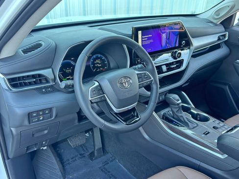 Used 2025 Toyota Highlander Limited image 14