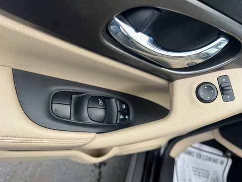 Used 2016 Nissan Rogue SV image 18