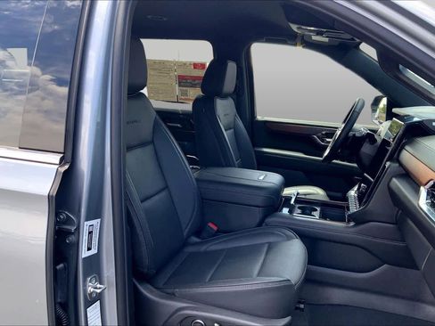 Used 2025 GMC Yukon XL Denali AWD/4WD image 9