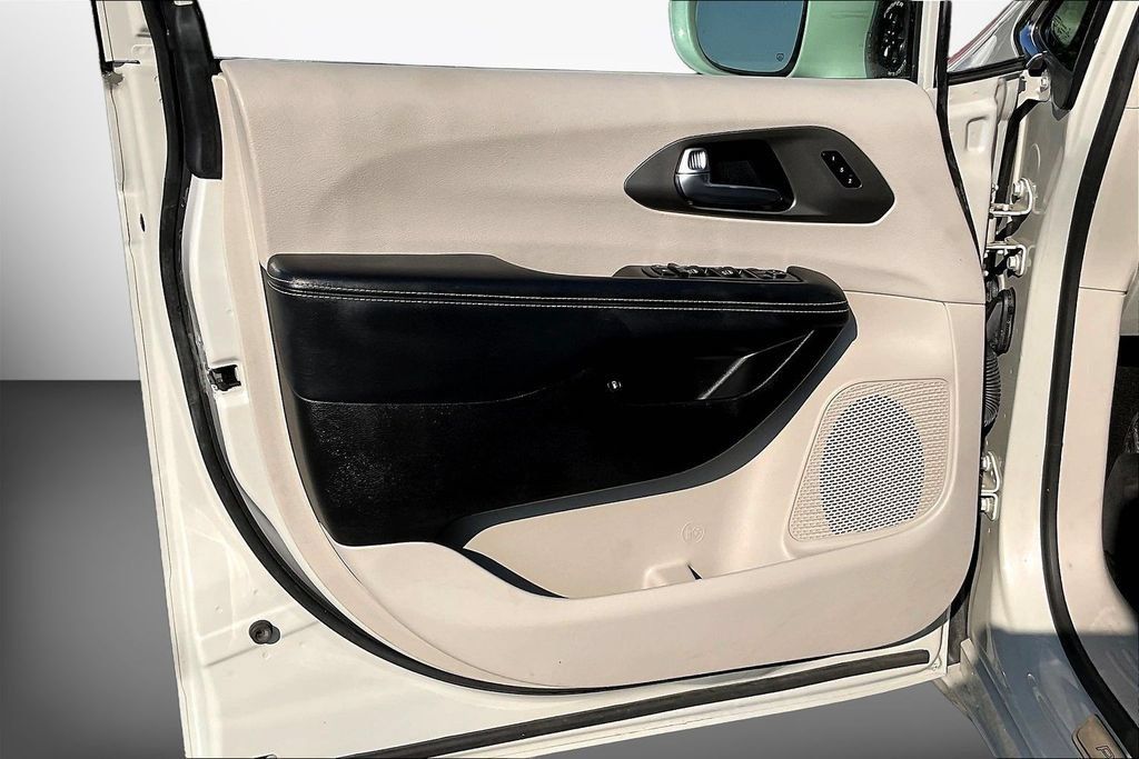 Used 2021 Chrysler Pacifica Touring-L w/ Uconnect Theater Family Group FWD image 20